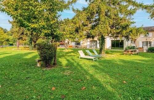 Cabannes House | Holiday Home “Le Gite au Coin du Feu” with Shared Terrace, Wi-Fi & Air Conditioning