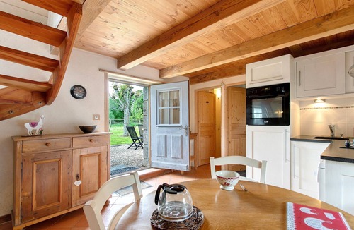 Prat House | Holiday Home “Le Jardin De La Rose Bleue” with Private Terrace and Garden