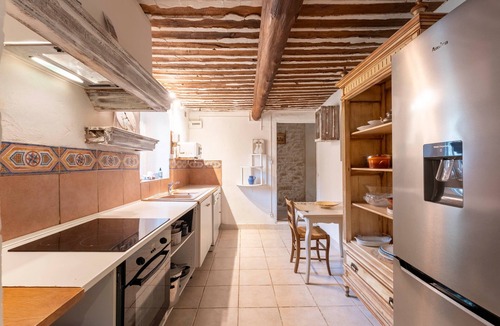 Cabannes House | Holiday Home 'Le Mas Saint Pierre' with Private Terrace, Private Garden and Wi-Fi