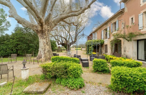 Cabannes House | Holiday Home 'Le Mas Saint Pierre' with Private Terrace, Private Garden and Wi-Fi