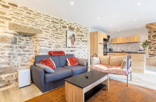 Concarneau House | Holiday Home 'Le Penty - Proche Plages Et Centre' with Private Terrace, Shared Garden and Wi-Fi