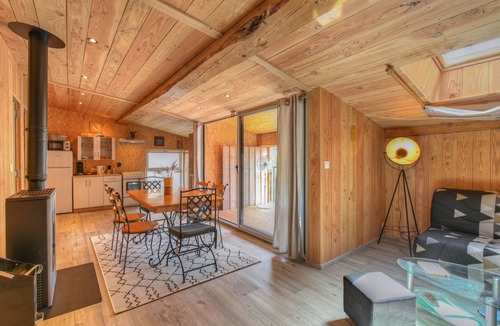 Roquefeuil House | Holiday Home 'Le Pic Du Midi' with Mountain View, Shared Terrace and Wi-Fi