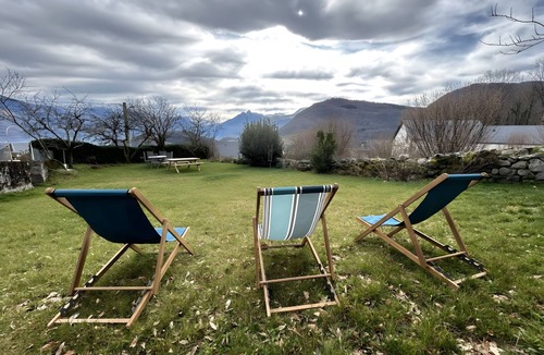 Salles House | Holiday Home “Le Pic Vert”: Mountain Views, Private Terrace & Wi-Fi