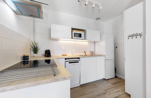 L'Epine House | Holiday Home “L’Epine Bleue” with Private Terrace, Garden & Wi-Fi