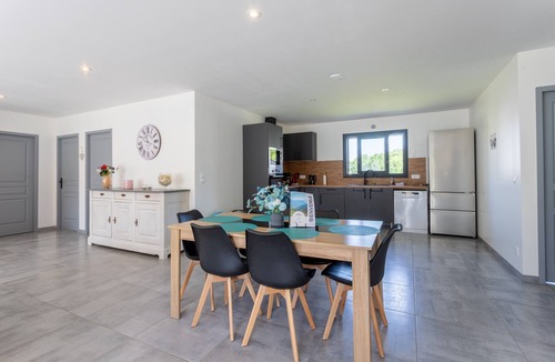 Lahourcade House | Holiday Home 'Maison Lahourcade' with Private Terrace, Private Garden and Wi-Fi