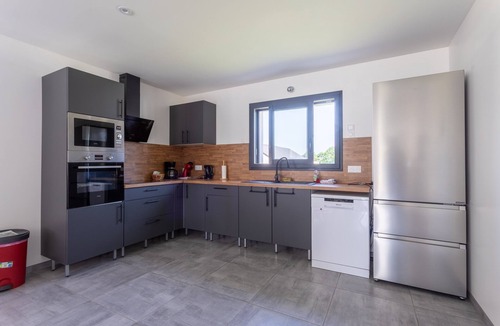 Lahourcade House | Holiday Home 'Maison Lahourcade' with Private Terrace, Private Garden and Wi-Fi