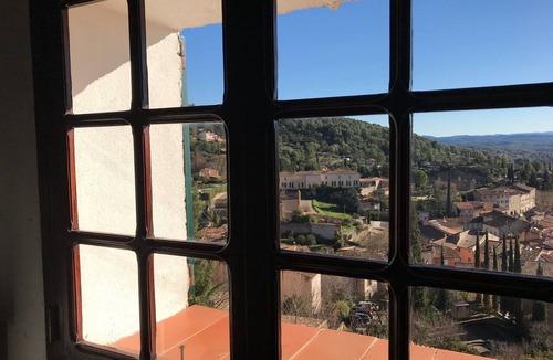 Cotignac House | Holiday Home 'Maison-Grotte De Conte De Fées' with Mountain View, Private Terrace and Wi-Fi