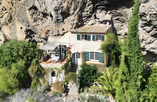 Cotignac House | Holiday Home 'Maison-Grotte De Conte De Fées' with Mountain View, Private Terrace and Wi-Fi