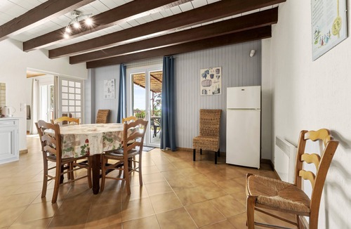 Saint-Gilles House | Holiday Home with Private Terrace, Wi-Fi, and Air Conditioning