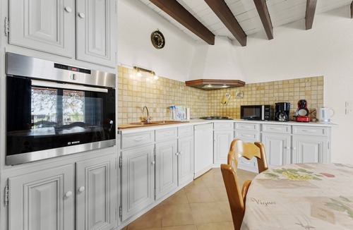 Saint-Gilles House | Holiday Home with Private Terrace, Wi-Fi, and Air Conditioning