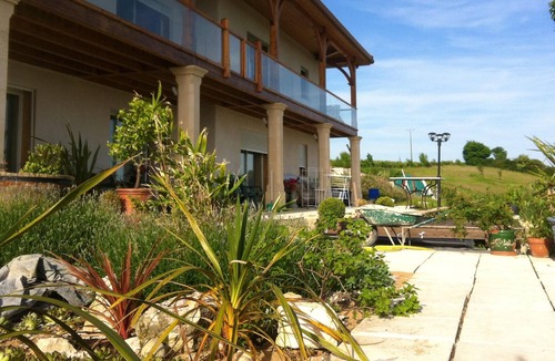 Catonvielle Apartment | Homerez - Appartement for 5 ppl. with swimming-pool and jacuzzi at Catonvielle