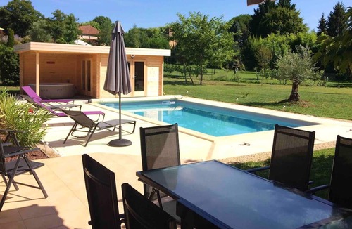 Prayssac Villa | Homerez - Big villa for 10 ppl. with swimming-pool, spa and garden at Prayssac