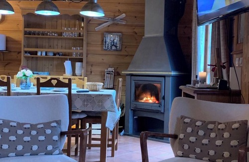 La Joue du Loup Ski Chalet | Homerez - Chalet Dévoluy