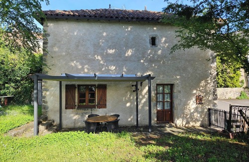 Peyrusse-le-Roc House | Homerez - Charming House Peyrusse le Roc, Garden