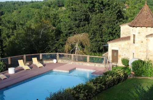Puy-l'Eveque House | Homerez - House for 6 ppl. with shared pool, terrace and balcony at Puy-l'Évêque