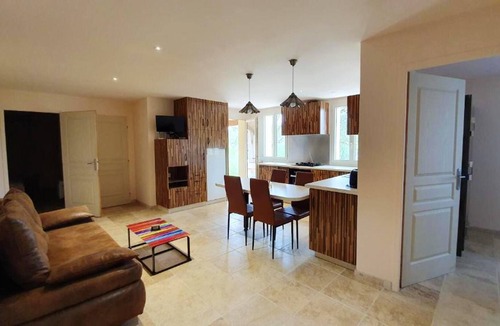 Puy-l'Eveque House | Homerez - House for 4 ppl. with shared pool, terrace and balcony at Puy-l'Évêque