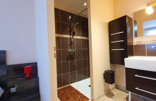 Puy-l'Eveque House | Homerez - House for 4 ppl. with shared pool, terrace and balcony at Puy-l'Évêque