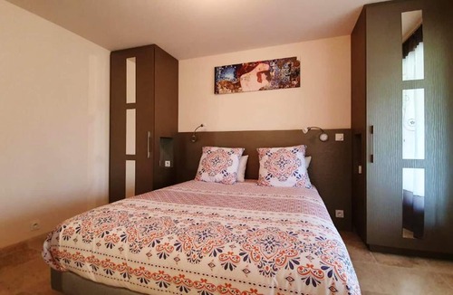 Puy-l'Eveque House | Homerez - House for 4 ppl. with shared pool, terrace and balcony at Puy-l'Évêque