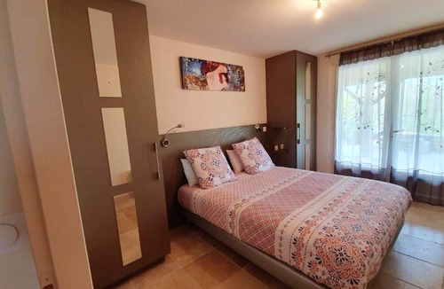 Puy-l'Eveque House | Homerez - House for 4 ppl. with shared pool, terrace and balcony at Puy-l'Évêque