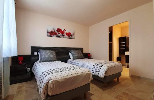 Puy-l'Eveque House | Homerez - House for 4 ppl. with shared pool, terrace and balcony at Puy-l'Évêque