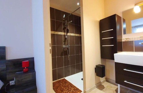 Puy-l'Eveque House | Homerez - House for 4 ppl. with shared pool, terrace and balcony at Puy-l'Évêque