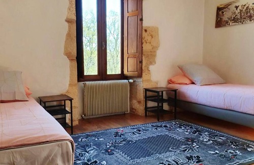 Puy-l'Eveque House | Homerez - House for 6 ppl. with shared pool, terrace and balcony at Puy-l'Évêque