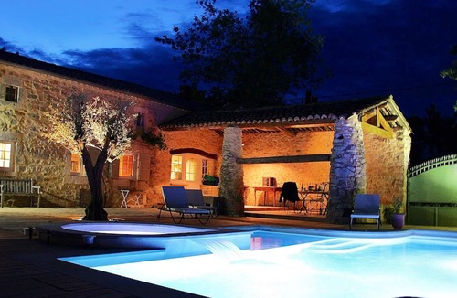Lussan Villa | Homerez - Villa for 6 ppl. with swimming-pool, jacuzzi and garden at Lussan