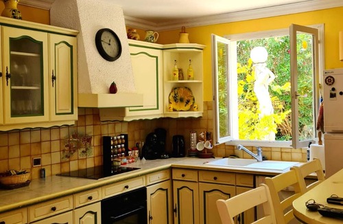 Marguerittes Villa | Homerez - Villa for 6 ppl. with swimming-pool and garden at Marguerittes