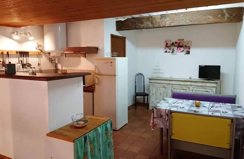 Belgentier Apartment | Homerez - Vintage studio in Belgentier, pure relaxation.