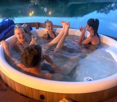 Ay Boat Rental | House Boat avec SPA naviguant en Champagne