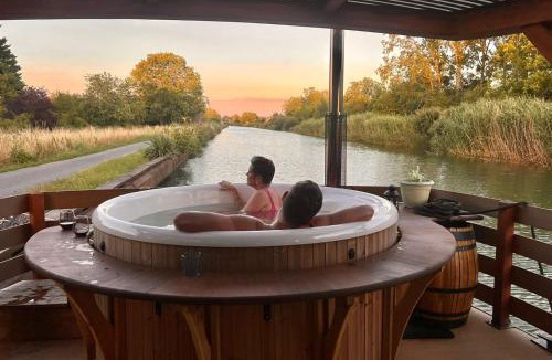 Ay Boat Rental | House Boat avec SPA naviguant en Champagne