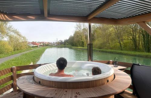 Ay Boat Rental | House Boat avec SPA naviguant en Champagne