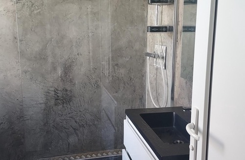 Ledenon House | House-Ensuite with Shower