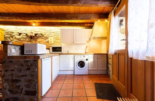 Peyragudes Villa | House for 5 people in Genos, near the lake and the station, shuttle stop, Wi-Fi