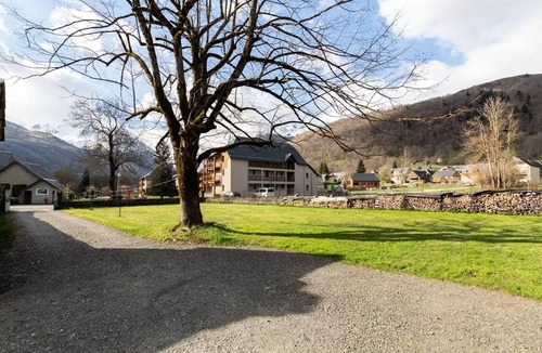 Peyragudes Villa | House for 8 people in Genos, near the lake; free Wi-Fi