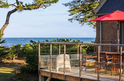 Pleumeur-Bodou House | House ☆ in Landrellec, recent renovation, feet in the water.