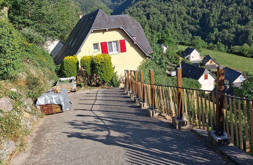 Eaux-Bonnes House | House in small mountain village