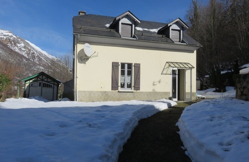 Cauterets House | House sleeps 6, 5 minutes to 10 minutes walk from the thermal baths and cable cars,