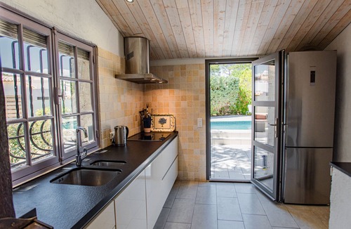 La Bouverie House | House with a private pool 15 km from the sea