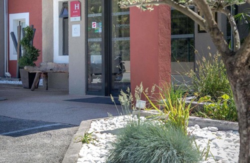 Brignoles Hotel | ibis Brignoles Provence Verte