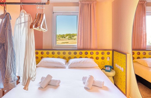 Estezargues Hotel | ibis Styles Pont du Gard