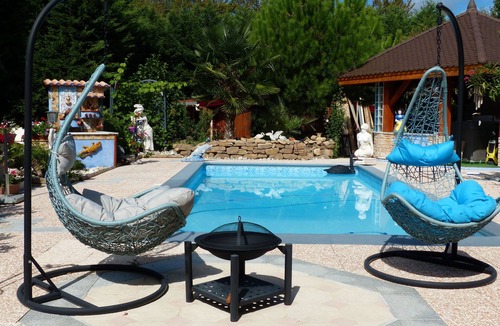 Saint-Chef Cottage | In a green setting, the TIPI COCOON and its CABANE aux FEES await you.