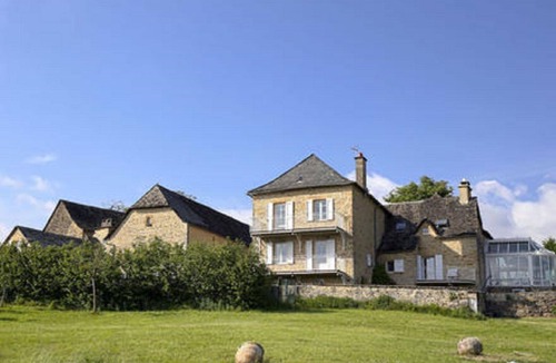 Castelnau-de-Mandailles Bed & Breakfast | Independent room with shared pool