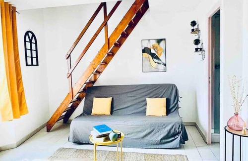 Fontainebleau Apartment | jaune · The KING DUPLEX near the Castle FONTAINEBLEAU