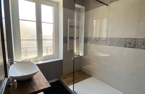 Vittel Apartment | Joli Appartement en Couleur