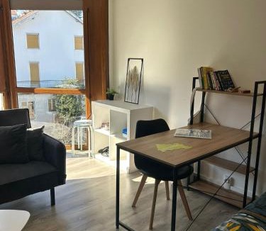 Chantraine Apartment | Joli studio une pièce 15min à pied centre dEpinal 4 personnes grâce au canapé lit, parking privé gratuit et parking extérieur gratuit Machine à laver TV wifi machine à café linge de lit et serviettes fournis