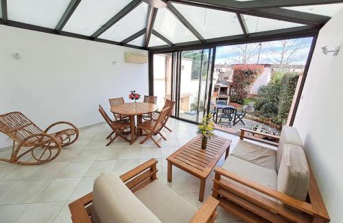 Plaisance-du-Touch Apartment | L'échappée authentique- Maison centre-ville- véranda climatisée-jardin