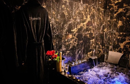 Homecourt Apartment | L'Aphrodite, Suite de LUXE - Love room - JACUZZI