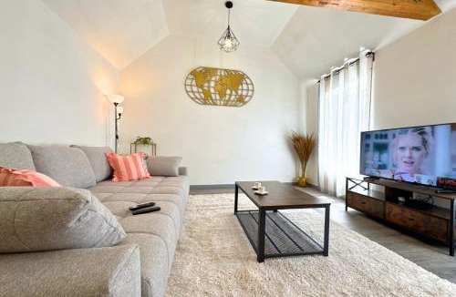 Sens Apartment | L'Atelier - By BEST KEYS - Duplex Haut de Gamme - Entièrement Climatisé - Centre-Ville - Netflix & WiFi Fibre - Machine à Café Nespresso - Check-in Autonome - Parking Gratuit à Proximité - Calme & Confort Premium
