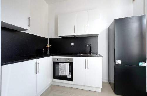 Sens Apartment | L'Azur - By BEST KEYS - Duplex Élégant Rénové - 5 min Gare - Fibre Ultra Rapide - Bureau Télétravail - Smart TV & Canapé XXL